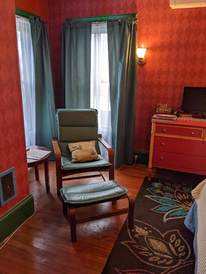 The One Cat Bed & Breakfast Brattleboro Bagian luar foto